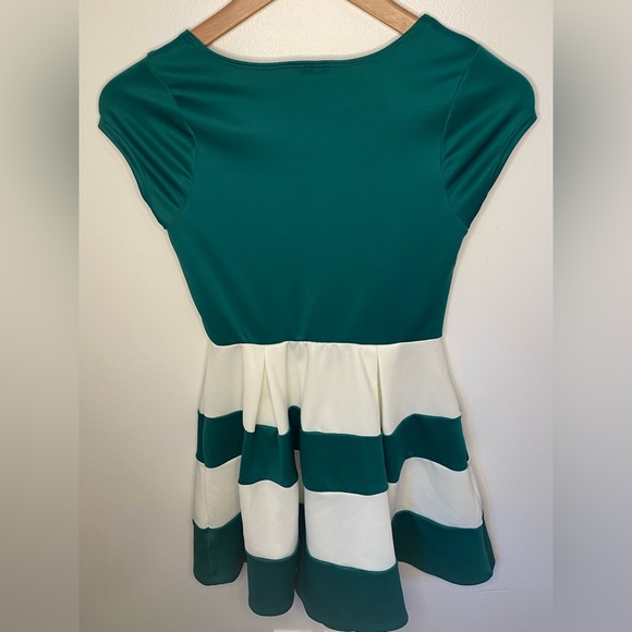 Wide striped green and white dress size 12 girls - Picture 2 of 2